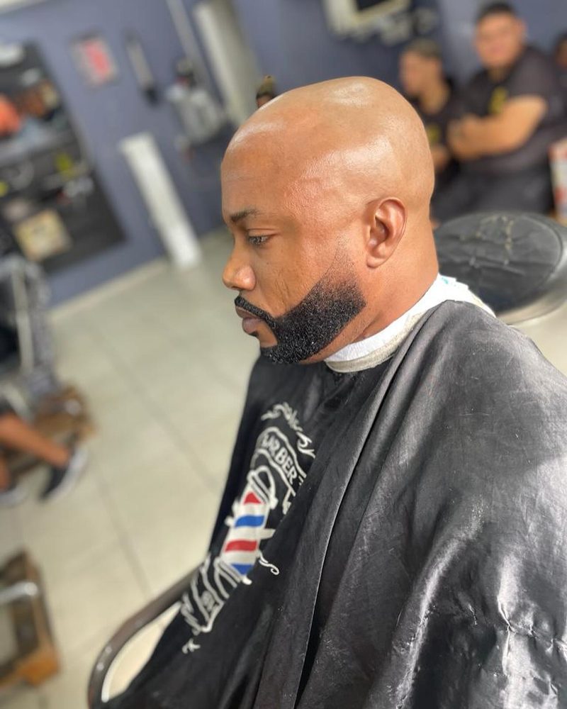 Barba desenhada e alinhada com corte baixo