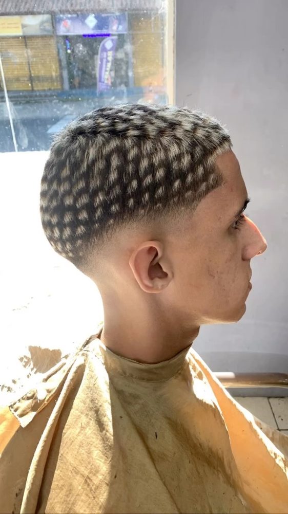 Corte com desenho geométrico no topo e degradê