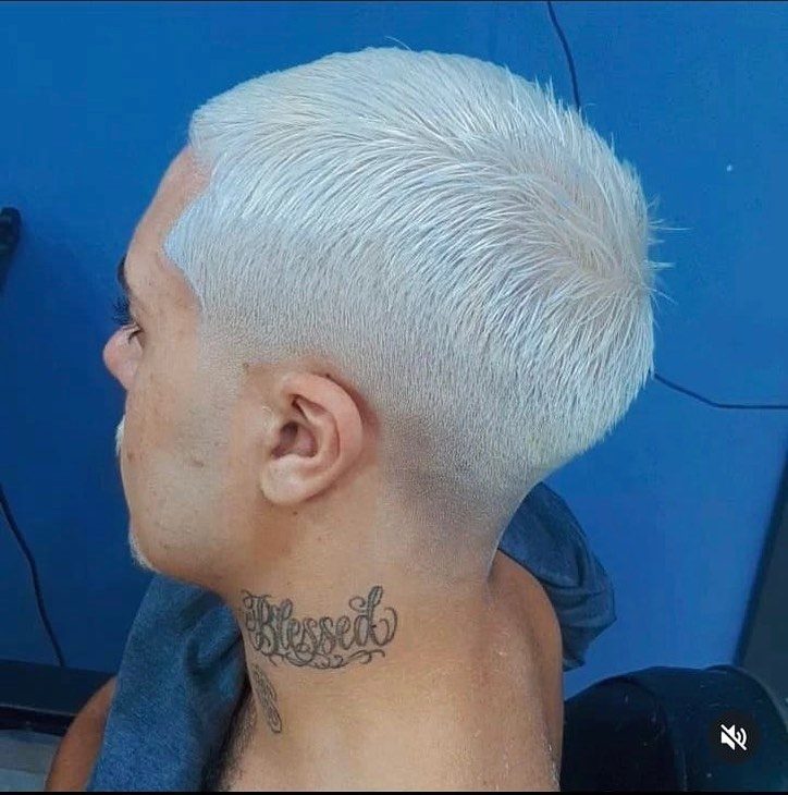 Corte platinado com acabamento na nuca