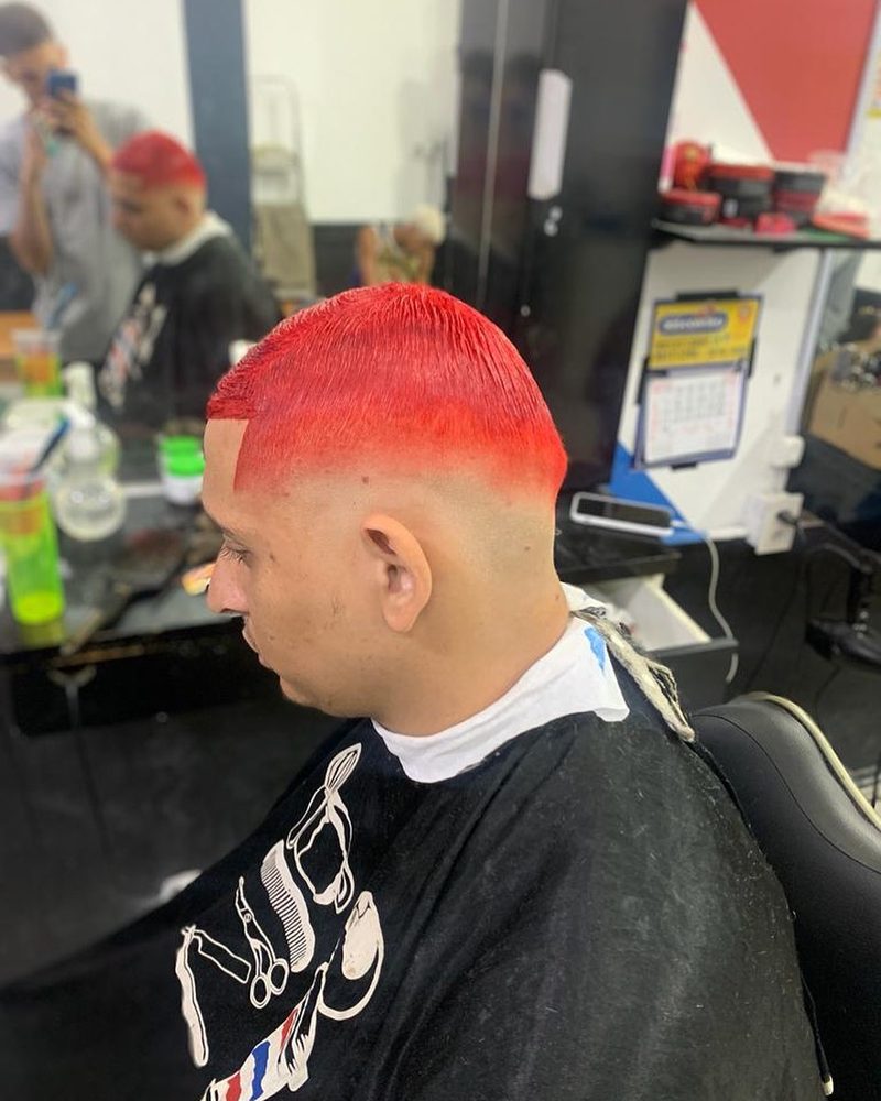 Corte com cabelo pintado de vermelho