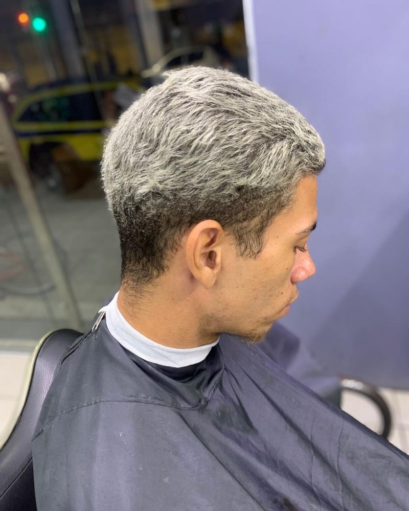 Corte com mechas acinzentadas e lateral baixa